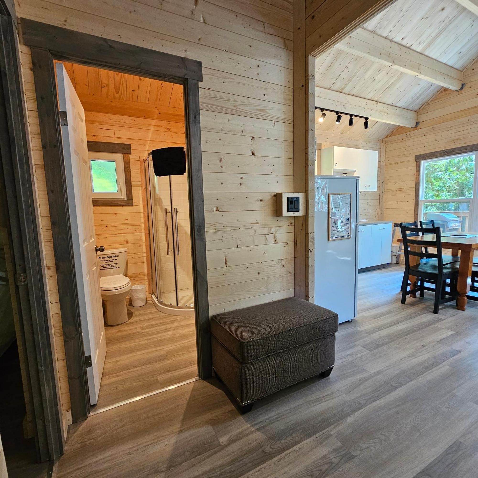 Parkway Cottage Resort And Trading Post Dwight Экстерьер фото